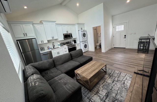 Stylish & Relaxing Gem: Downtown ~ New Entire 2BD guesthouse in Pleasant Hill