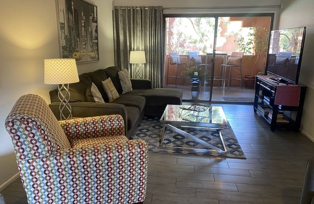 Stylish Remodel in Resort Setting: Absolut umwerfend! Perfekte Lage.