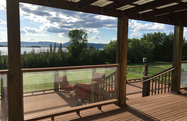 Residencia elegante y conveniente con sauna y gran terraza con vista al lago Flathead.