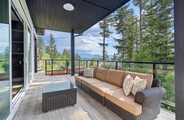 Stylish Retreat in Agassiz with Scenic Views