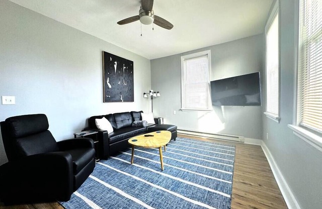 Stylish Retreat in Bayard Square - King Bed, Fast WiFi!