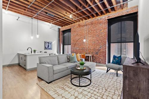 Stylish Riverfront Loft - Steps from the Arch & Nightlife