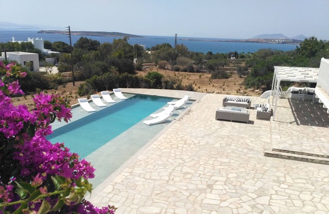 Stilvolle Privatvilla am Meer mit Pool, 1 Minute vom Sandstrand von Mikri Santa entfernt!