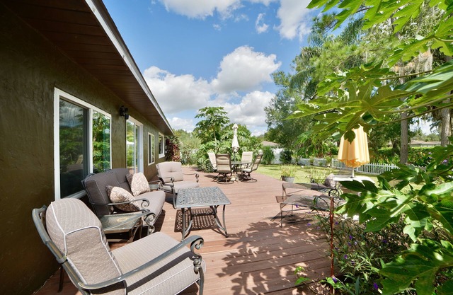 Chic Jungalow Retreat Lake & Downtown Steps Away
