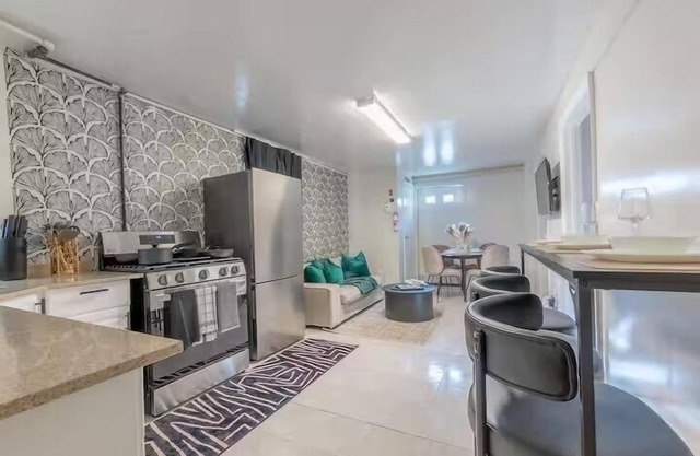 Stylish Secret 7 minutes to Train & Airport. 4 beds+Sleeps 6! ✨20% OFF 7 days!✨