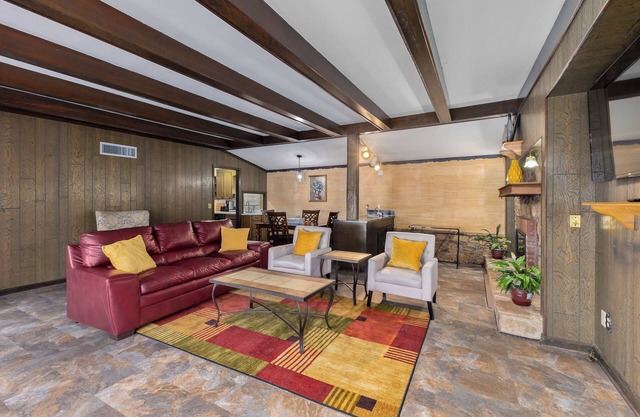Stylish & Serene Bungalow - 2BR - Fireplace - Backyard