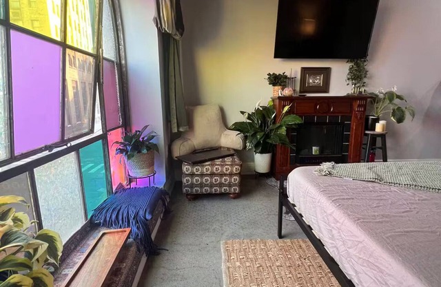 Downtown, Amphitheater, Seaside Park, Metro North, Ferry All 2-10min walk