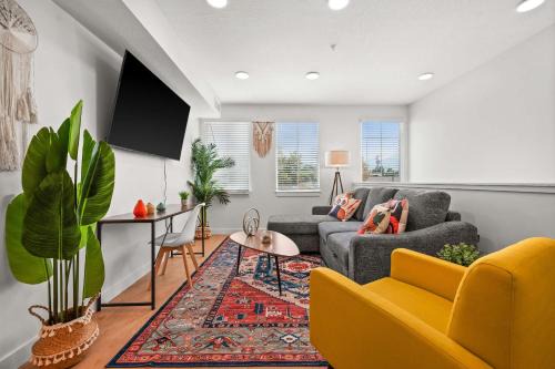 Stylish SLC Townhome King 2-Car Garage