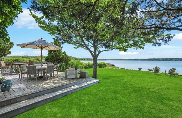 Stylish Southampton Waterfront Escape: Private Beach, Panoramic Bay Views &...