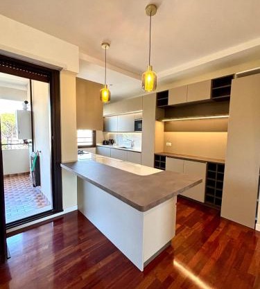 Stylish spacious 3-bedroom apartment, open-space kitchen, 3 balconies!