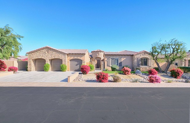 Stylish & Spacious 5-bedroom estate in Indio