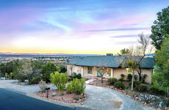 Stylish & Spacious Boho - King Bed Galore, Hot Tub, Arcade, Ping Pong, Rec Room