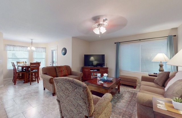 Stylish & Spacious Condo with Pool, Spa & Gym | Minutes to Golf