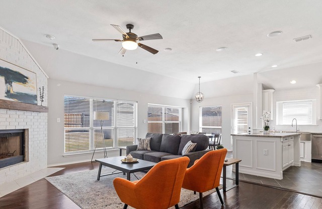Stylish & Spacious - Perfect for Small Groups!