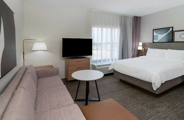 Stylish & Spacious Suite w/ Fully Equipped Kitchen