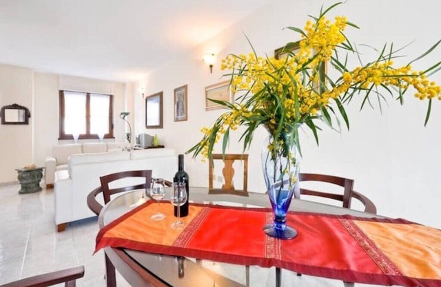 Stylish & Spacious Townhouse - Walk to Beach & Town