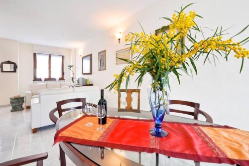 Stylish & Spacious Townhouse - Walk to Beach & Town