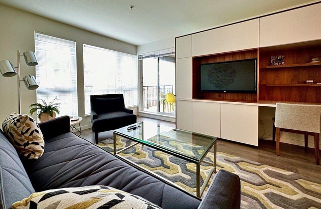 Stylish Spotless One Bedroom Downtown! Includes Parking