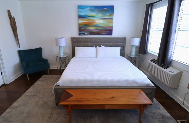 Stylish Studio Apartment A! Walk to Lakes & LSU campus! Full Kitchen