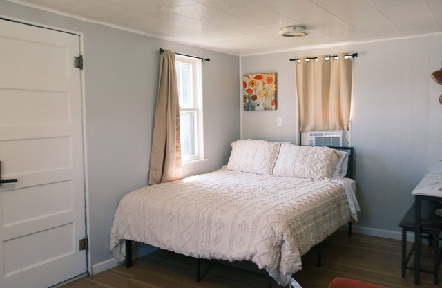 Stylish Studio Cabin in St. Ignace – Near Mackinac Ferry, WiFi & AC