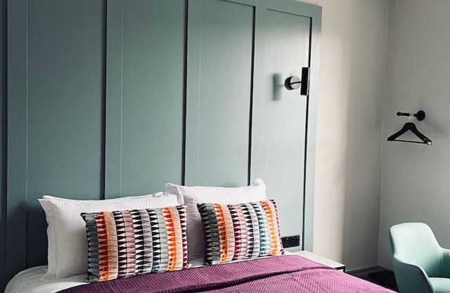 Stylish studio king room, en-suite & kitchenette (room 2)