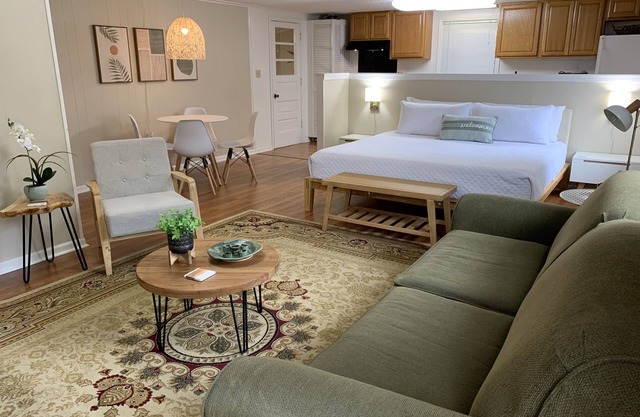 Stylish Studio near Hernando Town Square! Great Location!