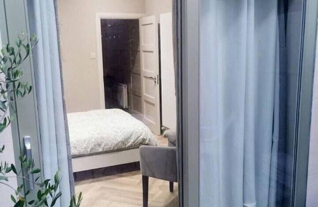 Stylish studio own entrance in Victorian House