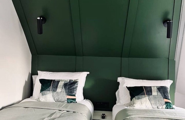 Stylish studio room, twin, en-suite & kitchenette