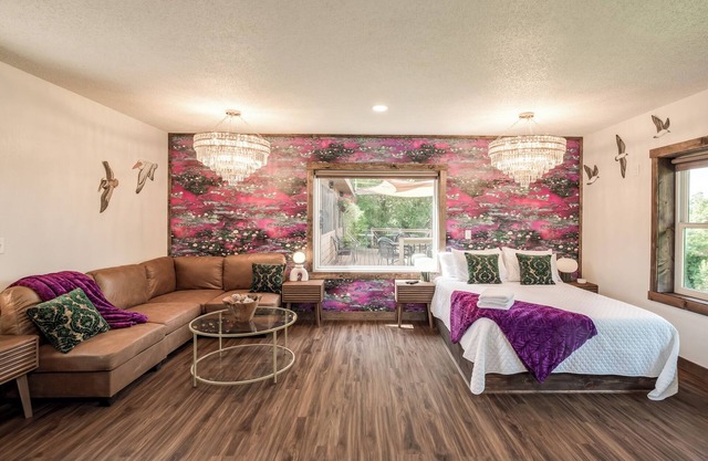 Stylish Studio w/Kitchen – Cook & Stay In