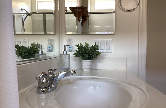 Stylish studio with kitchenette, Private entry. Fast Wi-Fi. & Near to hospitals,