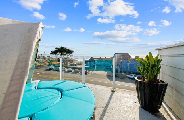Stylish studio with ocean views, balcony, fireplace, picnic area & firepit