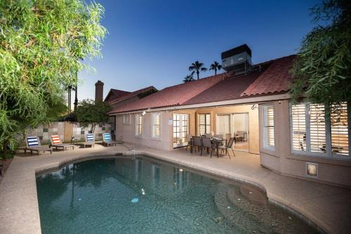 Stylish & Sunny With Heated Pool In The Foothills!