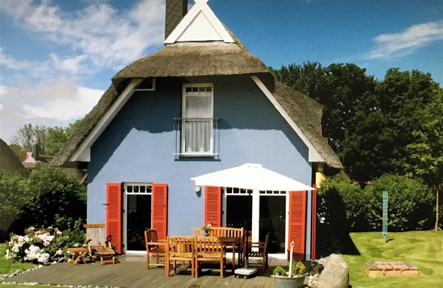 Stilvolles Reetdach-Haus mit viel Sonne, Luxus, tollem Garten & Leuchtturmblick