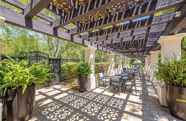 Stylish Townhome Near Entertainment and Beaches!