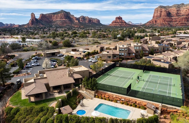 Stylish Townhome on Golf Course Red Rock View