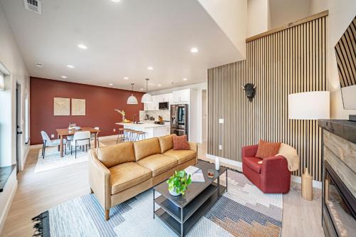 Stylish Townhome Walkable Garage