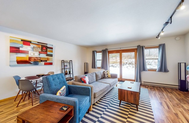 Stylish townhouse with WiFi, private washer/dryer, patio, and full kitchen