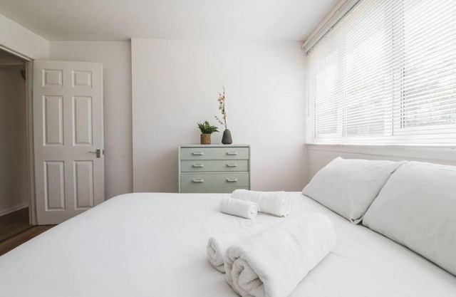 Stylish & Tranquil Flat with Excellent Connections