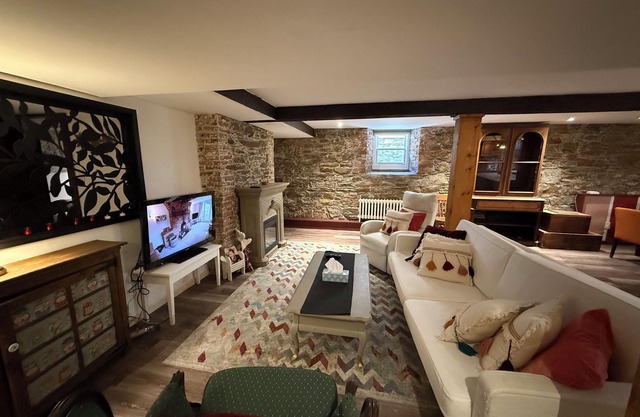 Stylish unit in Victorian house located on South Park Street. Private Garden.