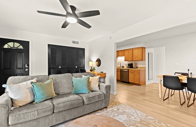 Stylish Upper Apartment | King Bed | Conveniently Located