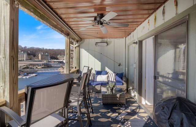 Stylish 1BR/1BA - Fireplace - Heated Patio - Hot Tub - King Bed