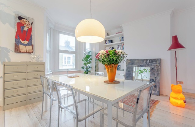 Stylish & vast 2 bedroom apt in authentic London