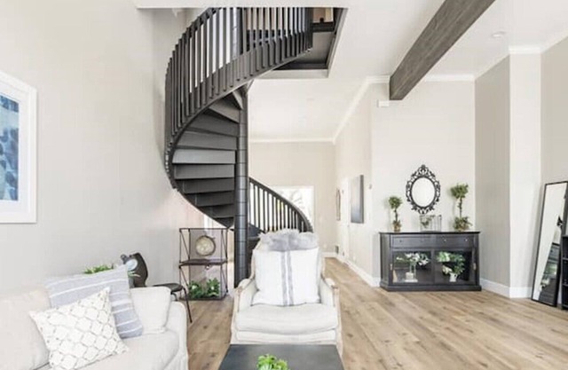 Stylish Victorian Home with Parking and Garden - 10 Minutes from SF