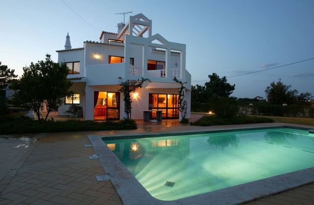 Stilvolle Villa mit großem privatem Pool, ummauertem Garten und Meerblick, sehr ruhig -
