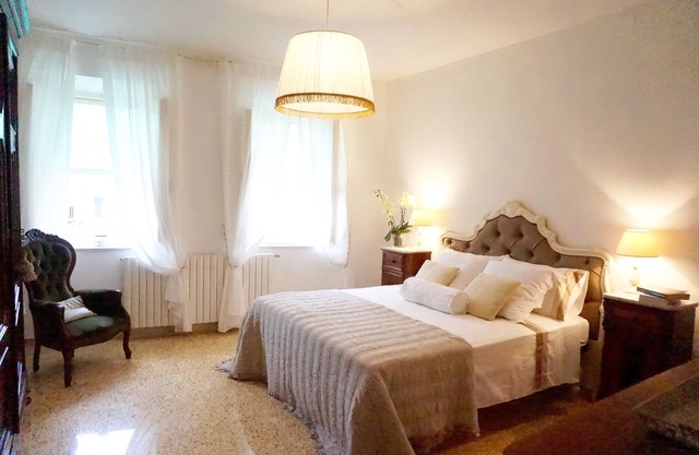 Stilvolles Dorfhaus, gruppen- / familienfreundlich, 5 Gehminuten Geschäfte, Restaurants etc.