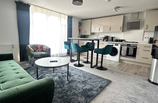Stylish Woking Stay + Parking