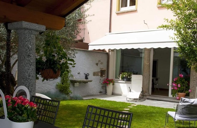 Stylisch möblierte 3-Zimmer-Wohnung mit 2 Terrassen und gepflegtem Privatgarten
