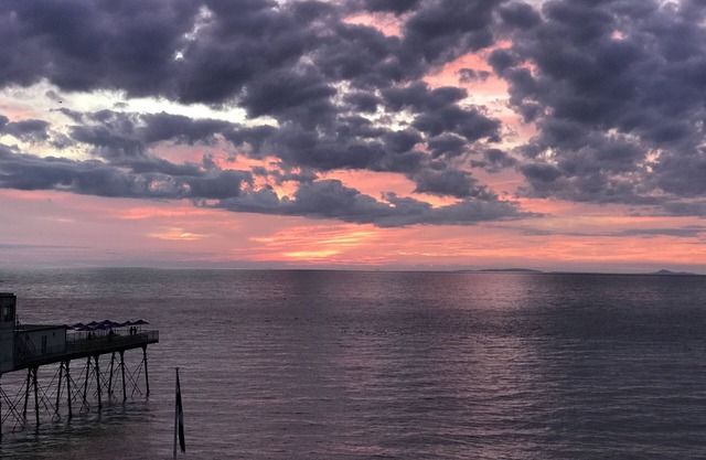 Stilvoll eingerichtete Ferienwohnung direkt am Meer in Mittelwales