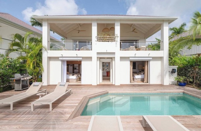 Sunset view & beach walking distance