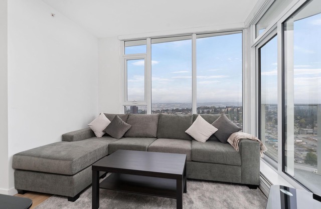 Sub-Penthouse 2 bed 2 bath in Downtown Surrey